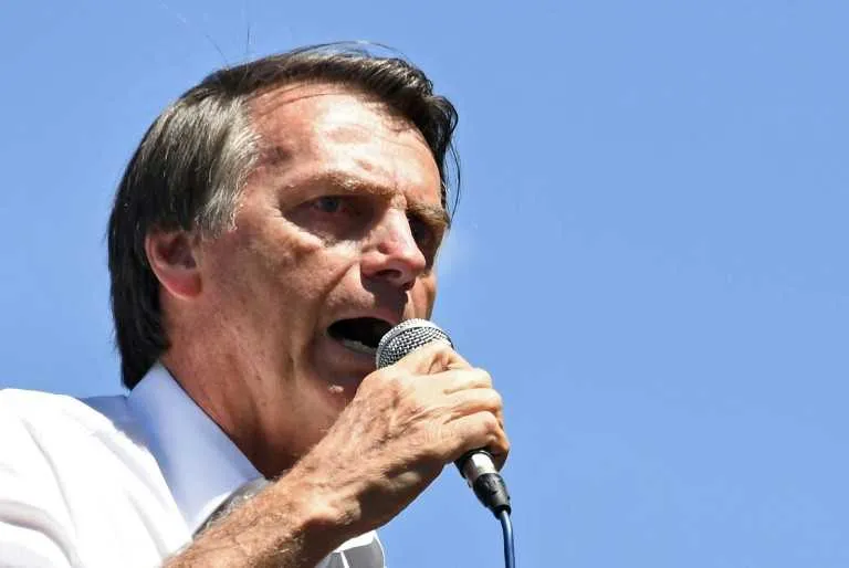 
Bolsonaro diz só vai dois debates e Haddad se reúne com bispos católicos
