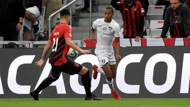 Jogo foi marcado pela expulsão do volante Ayrton