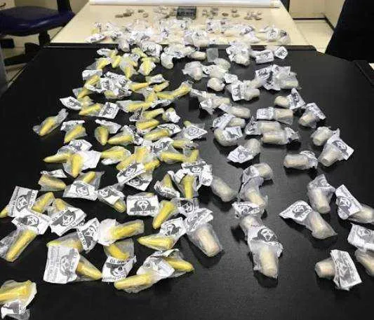 Com eles, foram apreendidos 145 cápsulas de cocaína e 34 trouxinhas de maconha.

