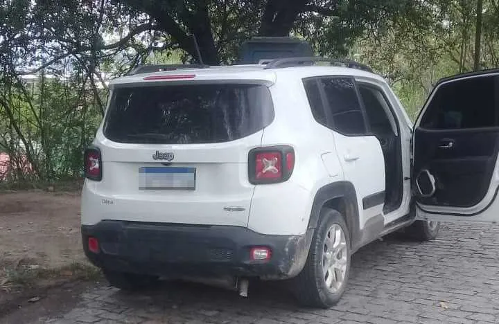 Um carro roubado foi apreendido durante a operação 