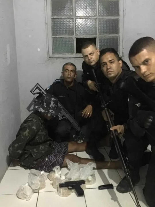 Os policiais militares encontraram cerca de 700 pinos de cocaína