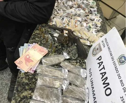Com os suspeitos, foi apreendida grande quantidade de drogas