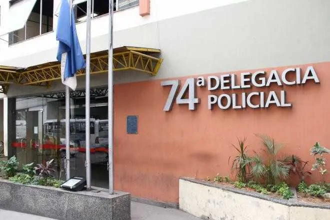 >> Policiais da 74ª DP investigam o caso