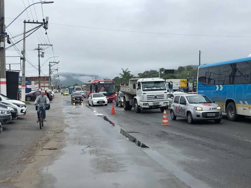 Colisão causou grande congestionamento na rodovia nesta manhã