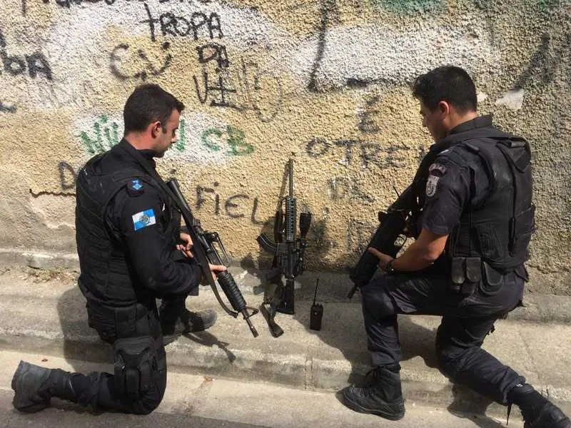 Segundo os policiais, acusado estava com um fuzil e rádio e trocou tiros com eles na operação