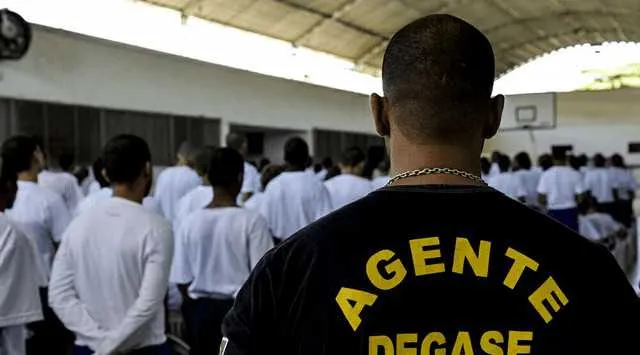 Adolescente tentou roubar um telefone celular