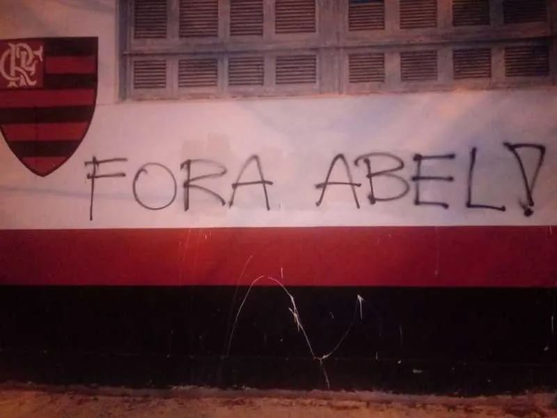 Irritação da torcida se agravou após Abel afirmar que perder para o Atlético em Minas é algo normal
