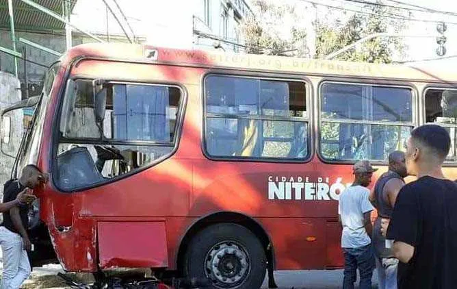 Vítimas bateram de frente com o ônibus e não resistiram
