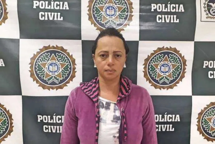 Adriana Almeida ao ser presa, em Tanguá 