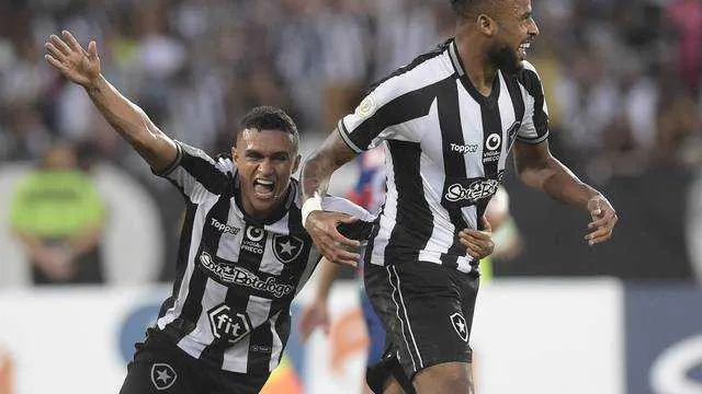 Alex Santana comemora gol da partida