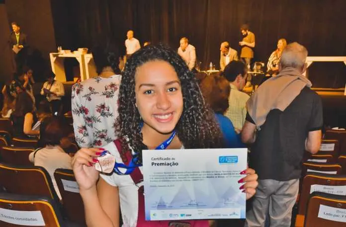 Natália cursa 8º ano e participou da olimpíada pela primeira vez