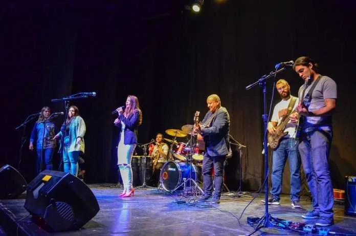 Banda Cult fará uma homenagem a cantora Ana Carolina no Cinema Henfil 