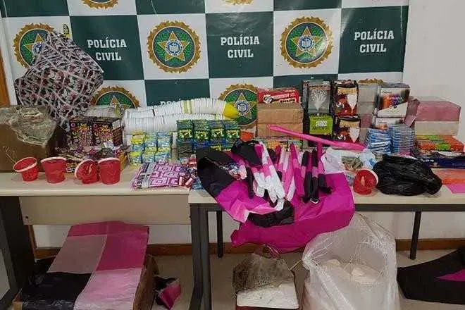 
Foram apreendidos vários materiais para a soltura de balões