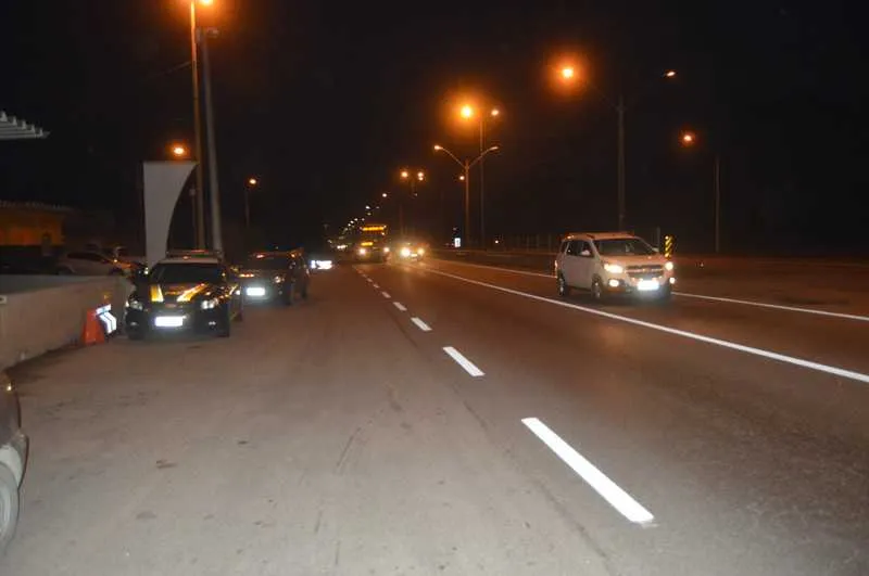 Os criminosos atacaram as vítimas na Rodovia BR-101, na altura de Itaúna, em São Gonçalo
