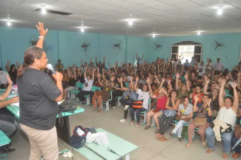 Os profissionais da educação estão parados há quase 50 dias 