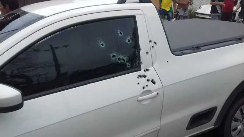 O veículo em que o motorista estava foi atingido por cerca de 30 tiros 