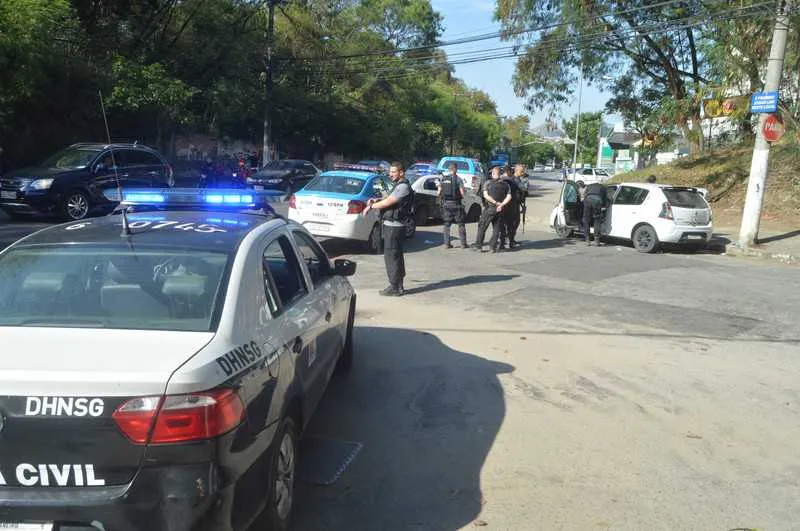  De acordo com as investigações, o rapaz morto teria rendido o motorista e o ajudante de um caminhão de mudanças, no Fonseca