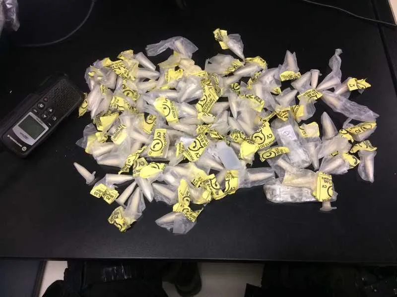 Na ação, os PMs apreenderam cocaína e maconha, um rádio comunicador e duas motos roubadas 
