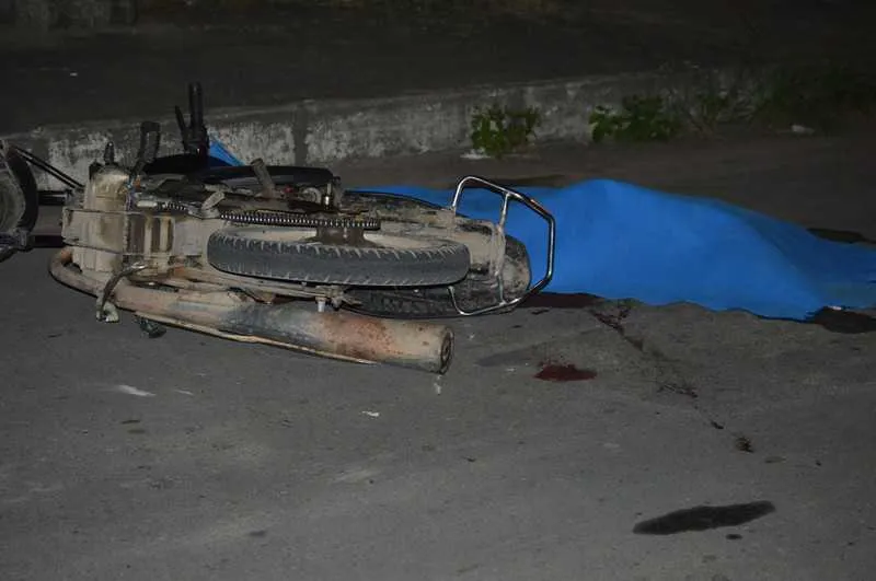 Os bandidos atiraram contra o policial, que reagiu e houve troca de tiros. Um dos acusados morreu