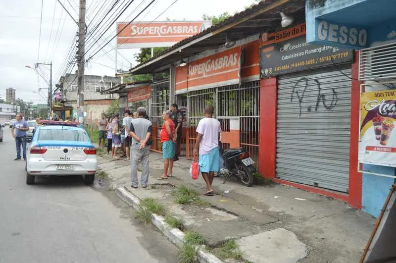 Policial estava cortando os cabelos quando os acusados entraram e anunciaram o assalto  