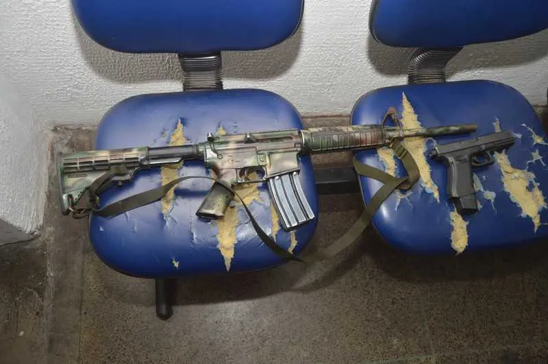 Um fuzil camuflado foi apreendido com os criminosos
