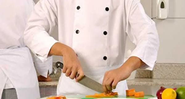 Quatro oportunidades para ajudante de cozinha e cozinheiro