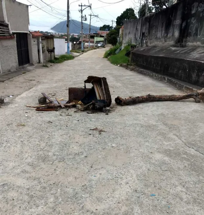 Barricada em rua do Porto Velho já está tomada por mato