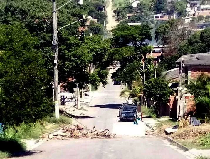 Quem mora nas ruas do bairro tem sofrido constantemente 