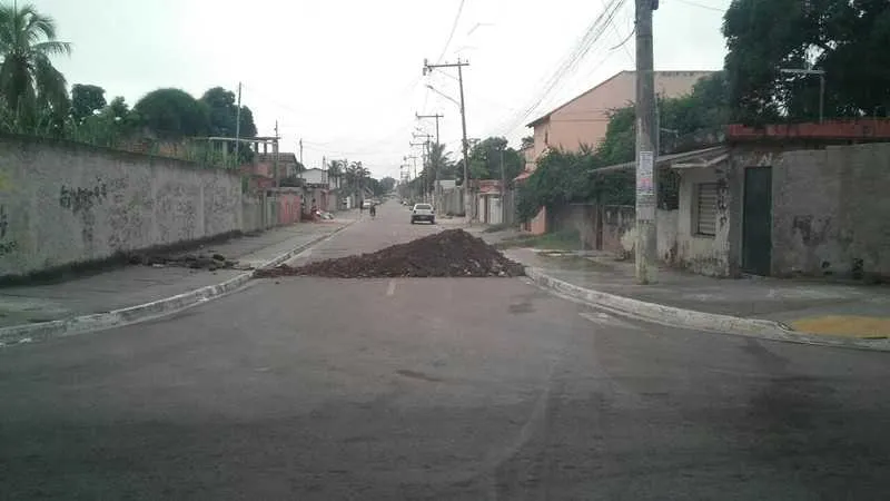 No Galo Branco, manilhas receberam concreto e rua foi fechada