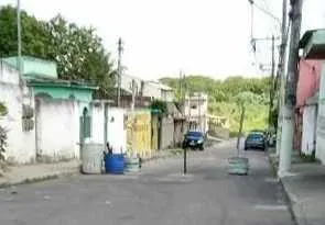 Paus,ferros e até um fogão dificultam acesso naquele bairro