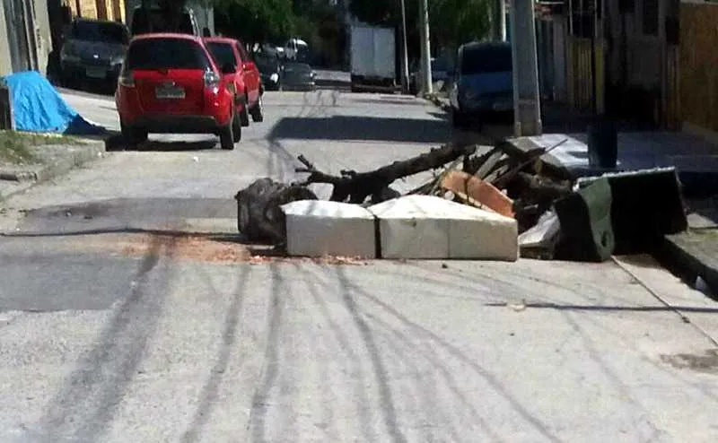 >> As barricadas provocam transtornos a moradores e motoristas