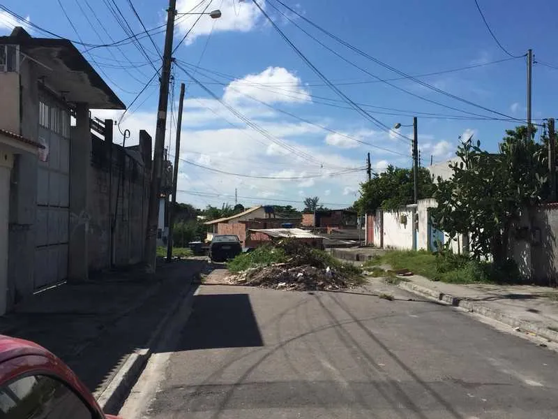 A barricada atrapalha quem precisa dos serviços no posto