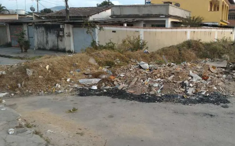 Imagem ilustrativa da imagem Trilhos de ferro são usados como barricadas em Santa Luzia