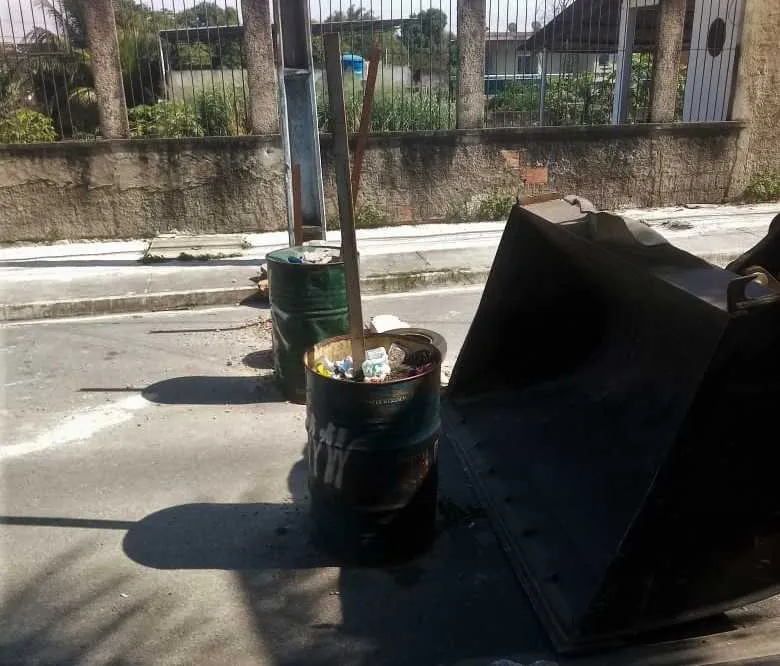 Retirada de barricadas teve início na manhã deste sábado (4)