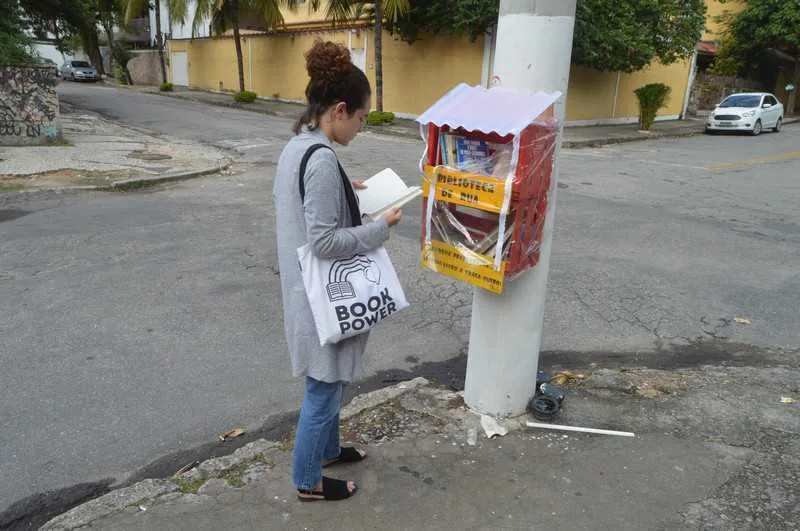 Imagem ilustrativa da imagem Casinha de livros em rua de Niterói é iniciativa de escola de artes