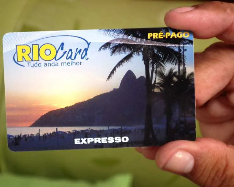 Estudantes vão pegar o cartão, mas devem atualizar os dados na secretaria de Assistência Social 