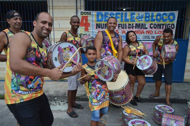 Foliões se aquecem para desfile de hoje no Portão do Rosa