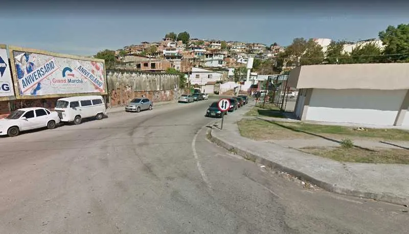 Os dois acusados da morte de ‘Ploc’ (no detalhe) foram presos, na última sexta-feira, durante ação da PM no Fonseca. Homicídio ocorreu na Favela Buraco do Boi