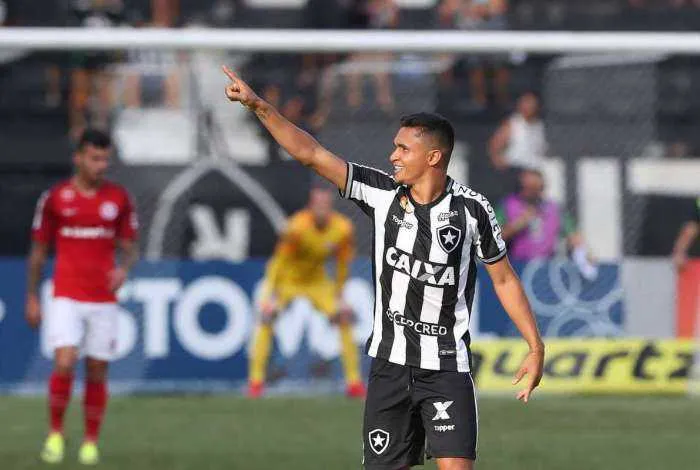 Erick fez um belo gol no primeiro tempo 
