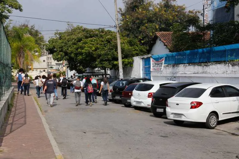 Segundo os alunos, diariamente os assaltantes agem nas proximidades da unidade escolar
