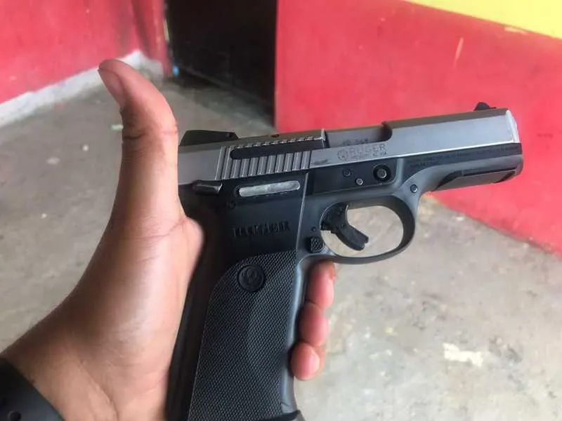 O carro em que os acusados estavam na comunidade do Brejal, em São Gonçalo, constava como roubado e foi recuperado pela polícia