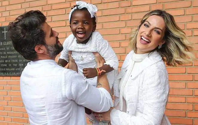 Os atores Bruno Gagliasso e Giovanna Ewbank devem se mudar para Portugal nos próximos anos. Porém, antes, o casal planeja visitar o país da Europa por alguns meses para apresentar novas culturas para a filha Titi, de 4 anos, e ampliar parcerias comerciais. Ewbank ainda tem planos de apresentar um monólogo no país.