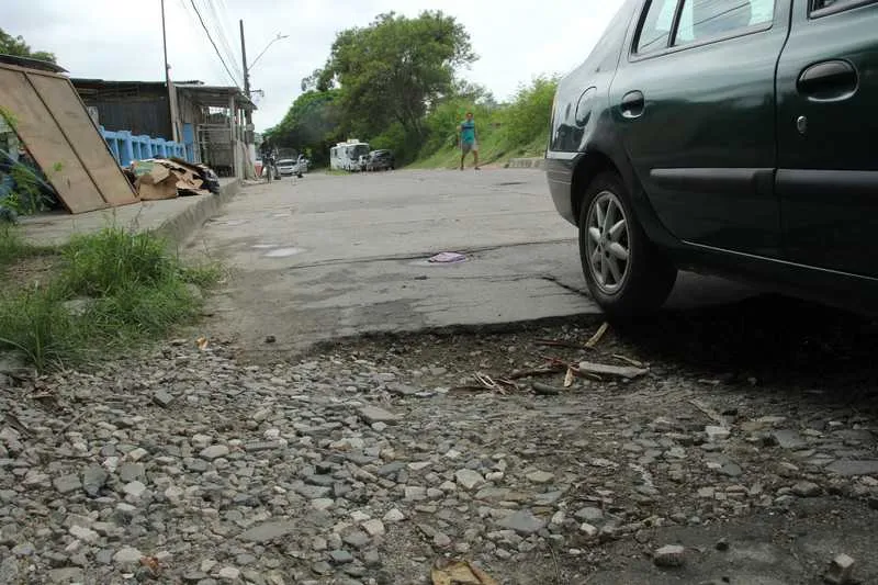 Buracos em via importante do bairro Trindade trazem transtornos