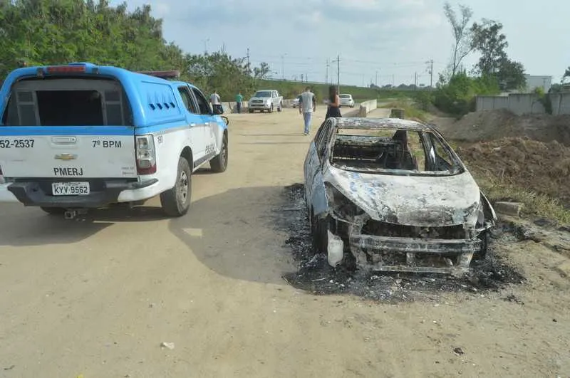 As imagens do carro sendo incendiado foram registradas