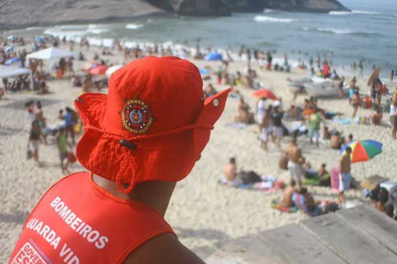 Mais de 1,3 mil guarda-vidas vão se revezar na orla, garantindo reforço de cerca de 50% no efetivo