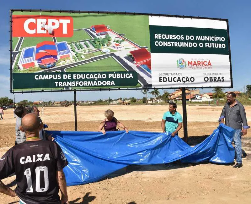 O prefeito Fabiano Horta esteve com moradores de Itaipuaçu para fazer o lançamento da obra