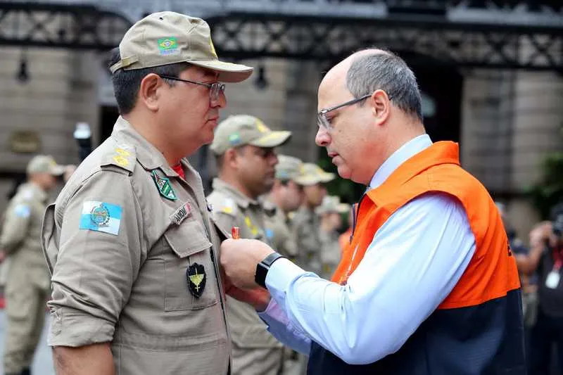 Governador Wilson Witzel colocou a medalha do ‘Mérito Força e Coragem’ nos bombeiros militares