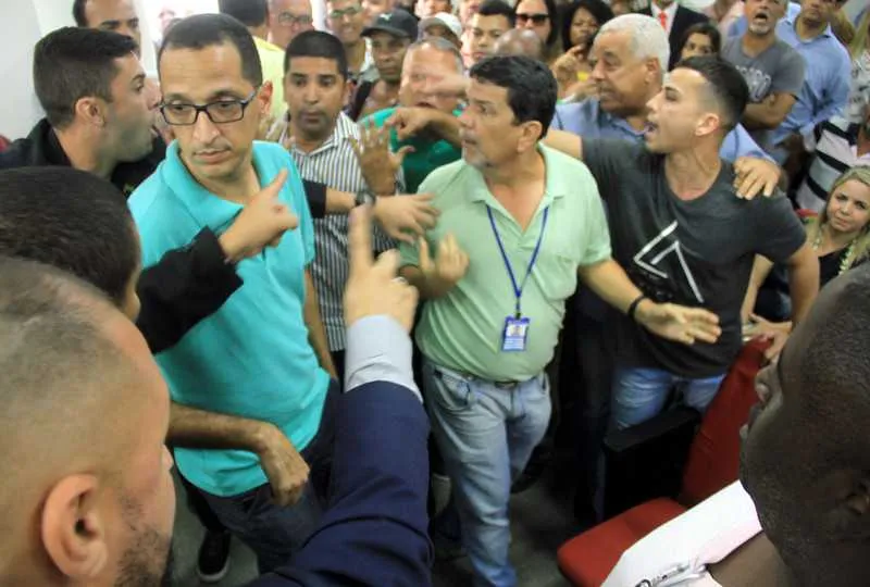 A sessão foi acompanhada por cerca de 70 pessoas na Câmara de SG. Parte do público chegou a fazer um coro de “Fora Nanci”