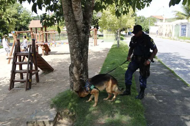 Cães auxiliam patrulhamento nas ruas de Rio Bonito  