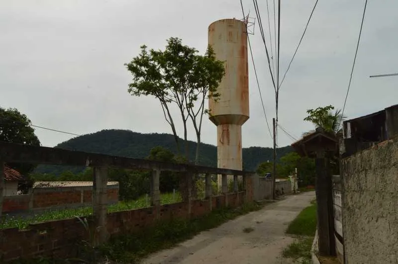 >> Com dez metros de altura, o reservatório foi instalado num terreno inclinado da Prefeitura 
